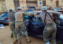 Militares trabajando en las labores de desescombro.