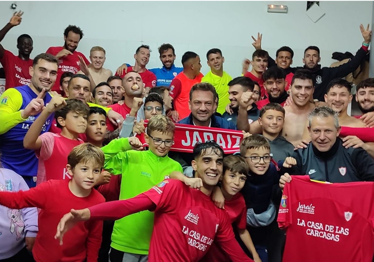 El Jaraíz festeja con sus aficionados el histórico liderato.