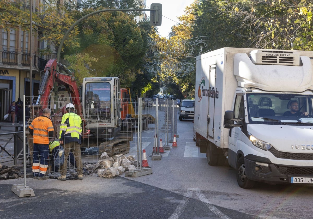 El tráfico rodado se hace más lento en los impares de un tramo de la Avenida de España.
