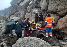Rescate al herido del accidente en tirolina en la vía ferrata del Cancho de la Muela en La Garganta.