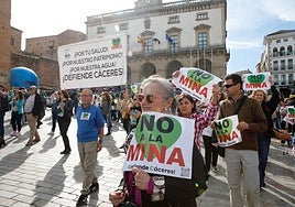 Manifestantes contra la mina de litio el domingo.