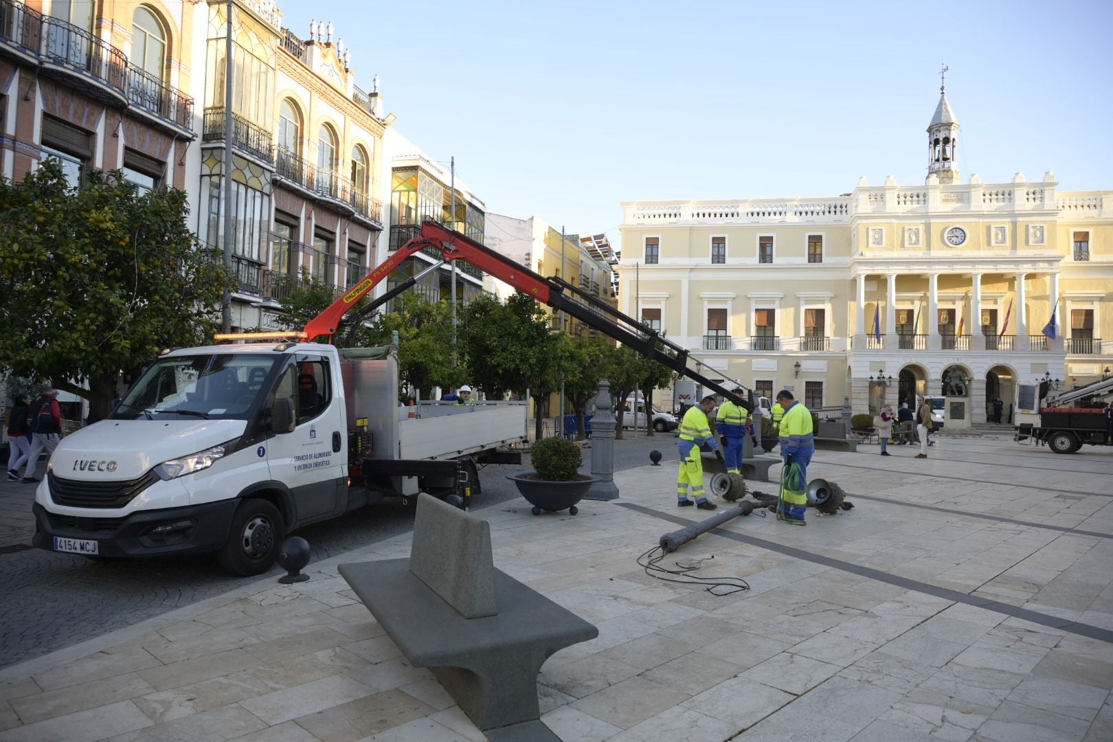 Así han quedado las farolas tumbadas por las luces navideñas en Badajoz
