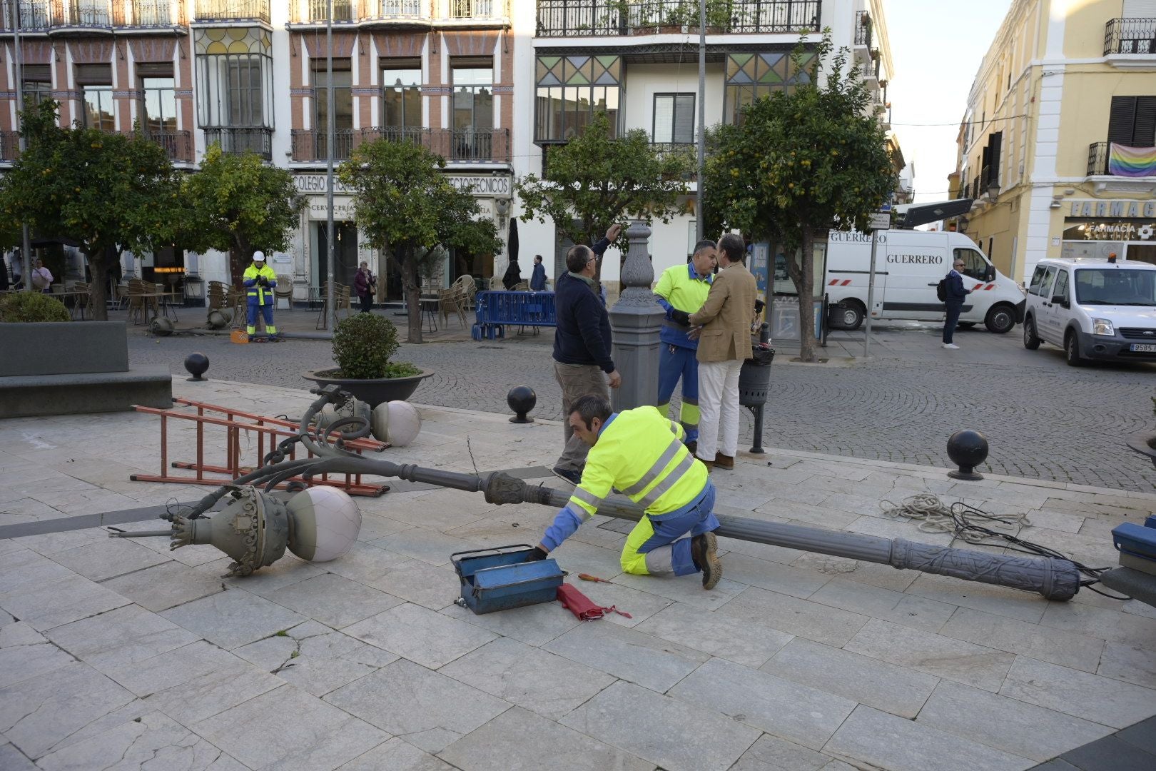 Así han quedado las farolas tumbadas por las luces navideñas en Badajoz