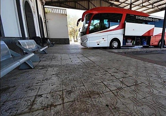 Un autobús de Avanza en una de las dársenas de la estación frexnense.