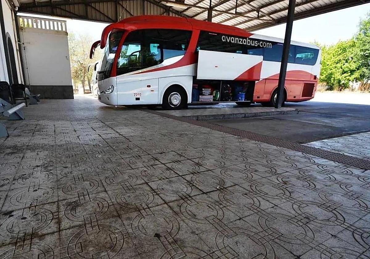 Un autobús de Avanza en una de las dársenas de la estación frexnense.