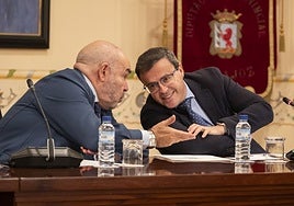 Miguel Ángel Gallardo, presidente de la Diputación, habla con un funcionario durante el debate de presupuestos que tuvo lugar este martes.