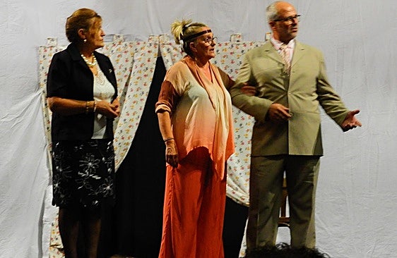 La compañia hornachega «Buque Flavia» pone el cartel de «Sold Out» en Ribera del Fresno con su representación de la obra «Vaya par de Gemelas»