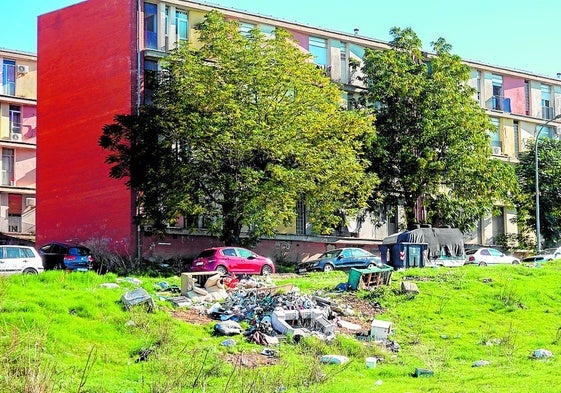 Muebles y basuras abandonadas en el solar delante de Los Colorines.