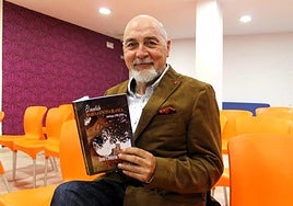 Juan Calderón mostrando una de sus recientes obras