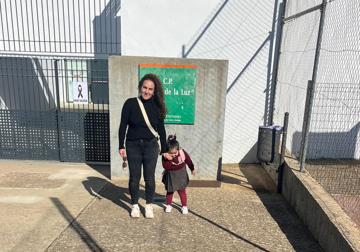 Nuria Luna con su hija Manuela, de 4 años, en la puerta del colegio.