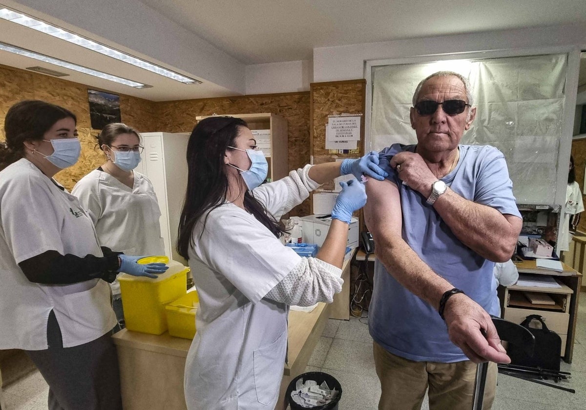 Un paciente emeritense se vacuna contra la gripe esta temporada.