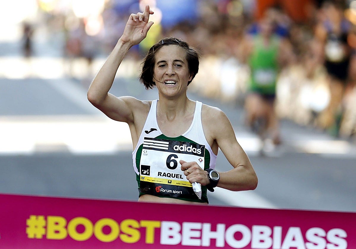 Raquel Gómez cruza la meta como vencedora de la mítica Behodia-San Sebastián en 2015.