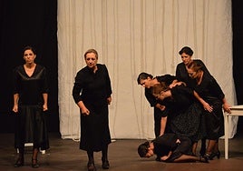 Arlequia representa 'La casa de Bernarda Alba' de Lorca