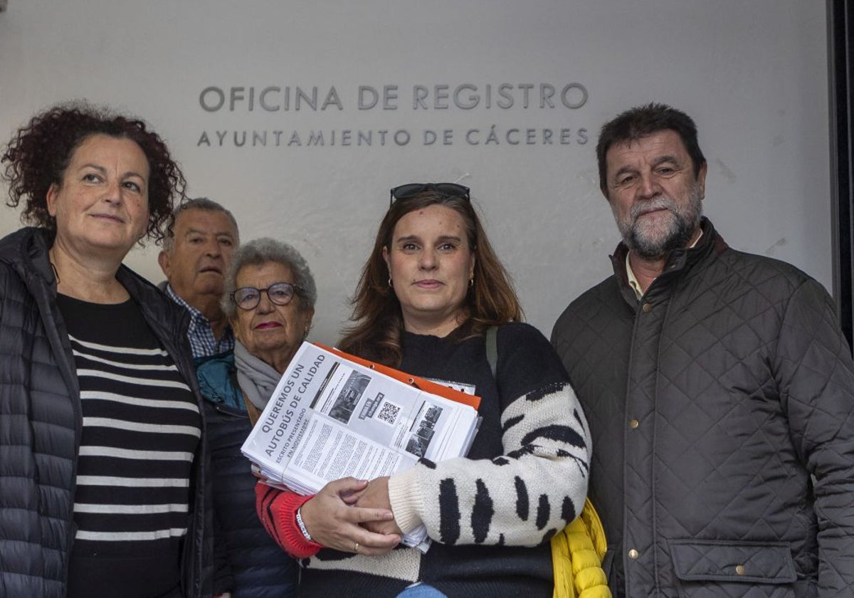 En el centro, Victoria Campos, abanderada de la lucha para reclamar mejoras en el bus de Mejostilla, junto a Joaquín Valhondo, presidente de la Federación Distrito Norte, y otros vecinos del barrio.