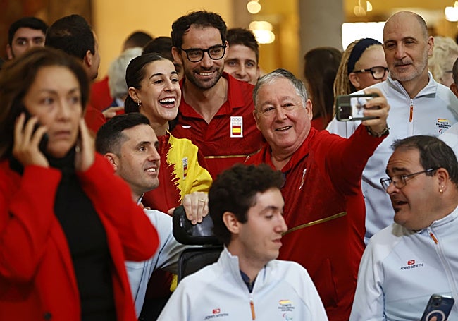 Álvaro Martín y Carolina Marín se hacen un selfie durante la recepeción con los reyes.