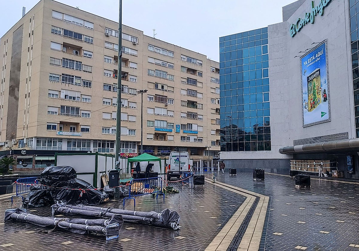 Los operarios montan un mercado navideño en la plaza de Conquistadores.