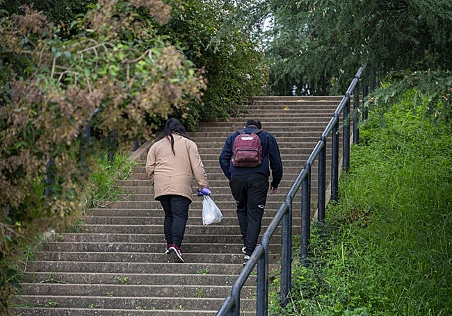 Juan Manuel y Ana Filipa salen del paseo de la margen izquierda en dirección al desayuno solidario de la Hermandad de la Soledad.