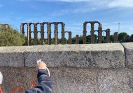 Retirada de una pintada en el puente romano sobre el Albarregas.