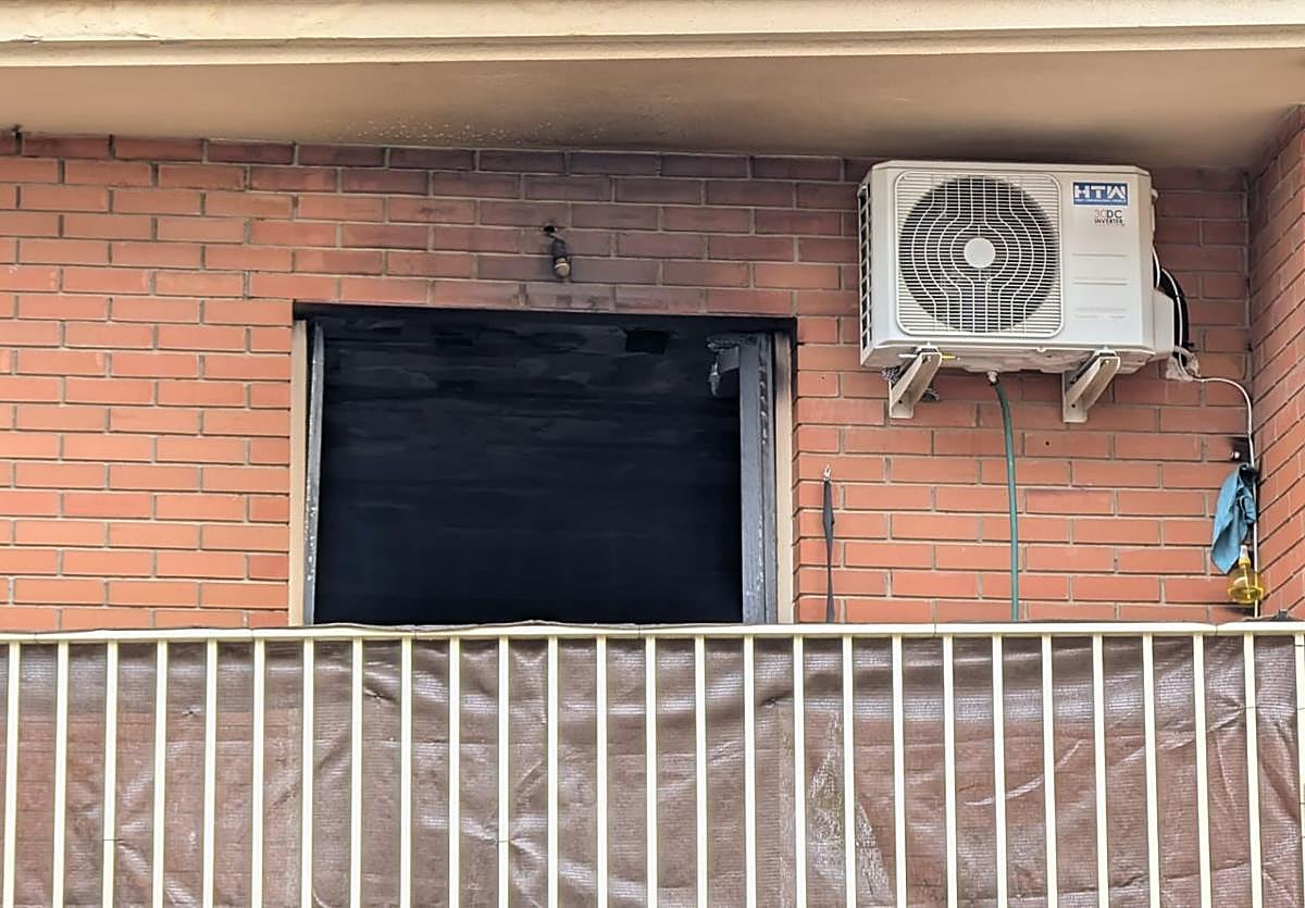 La vivienda ha quedado completamente afectada por el fuego.