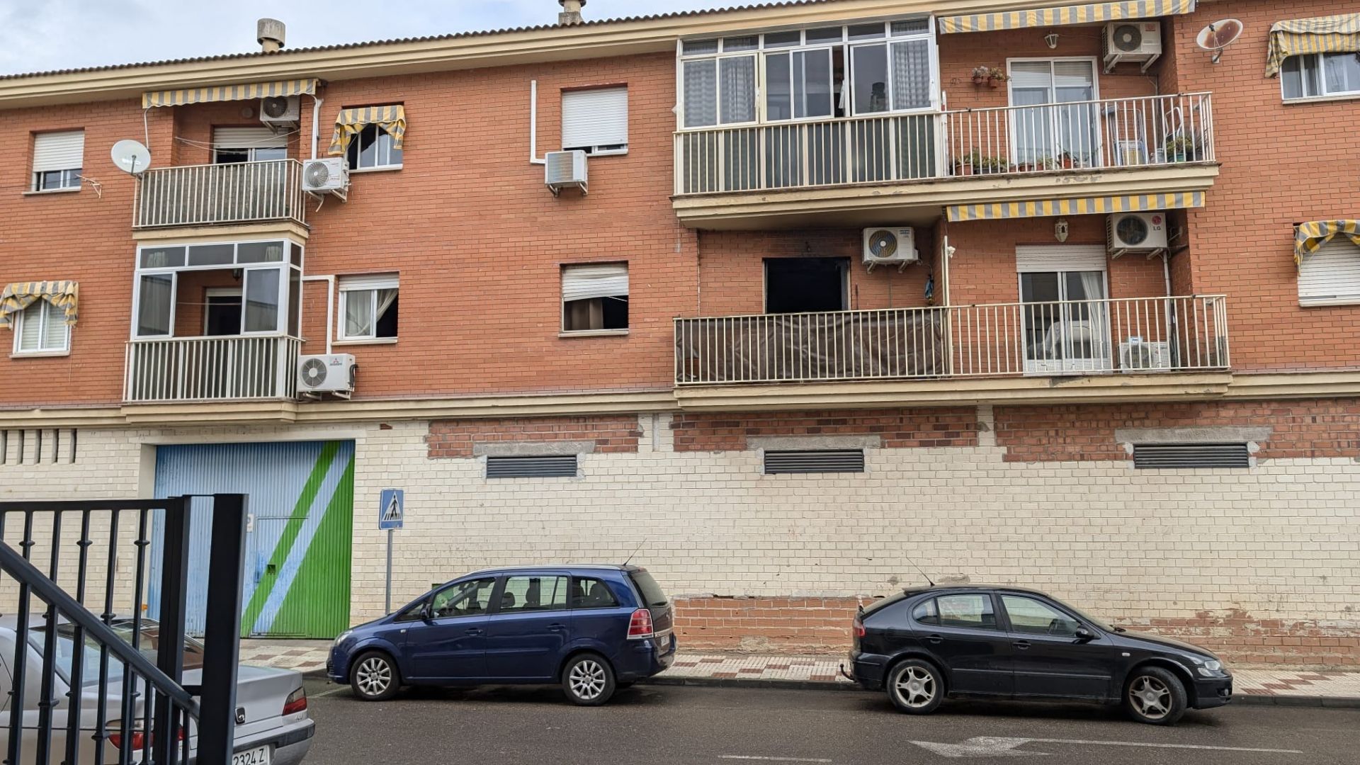 El bloque de dos alturas está en la calle Oriente.