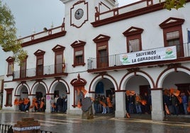 A pesar de la lluvia, ganaderos de varias comarcas se han acercado a los actos de protesta.