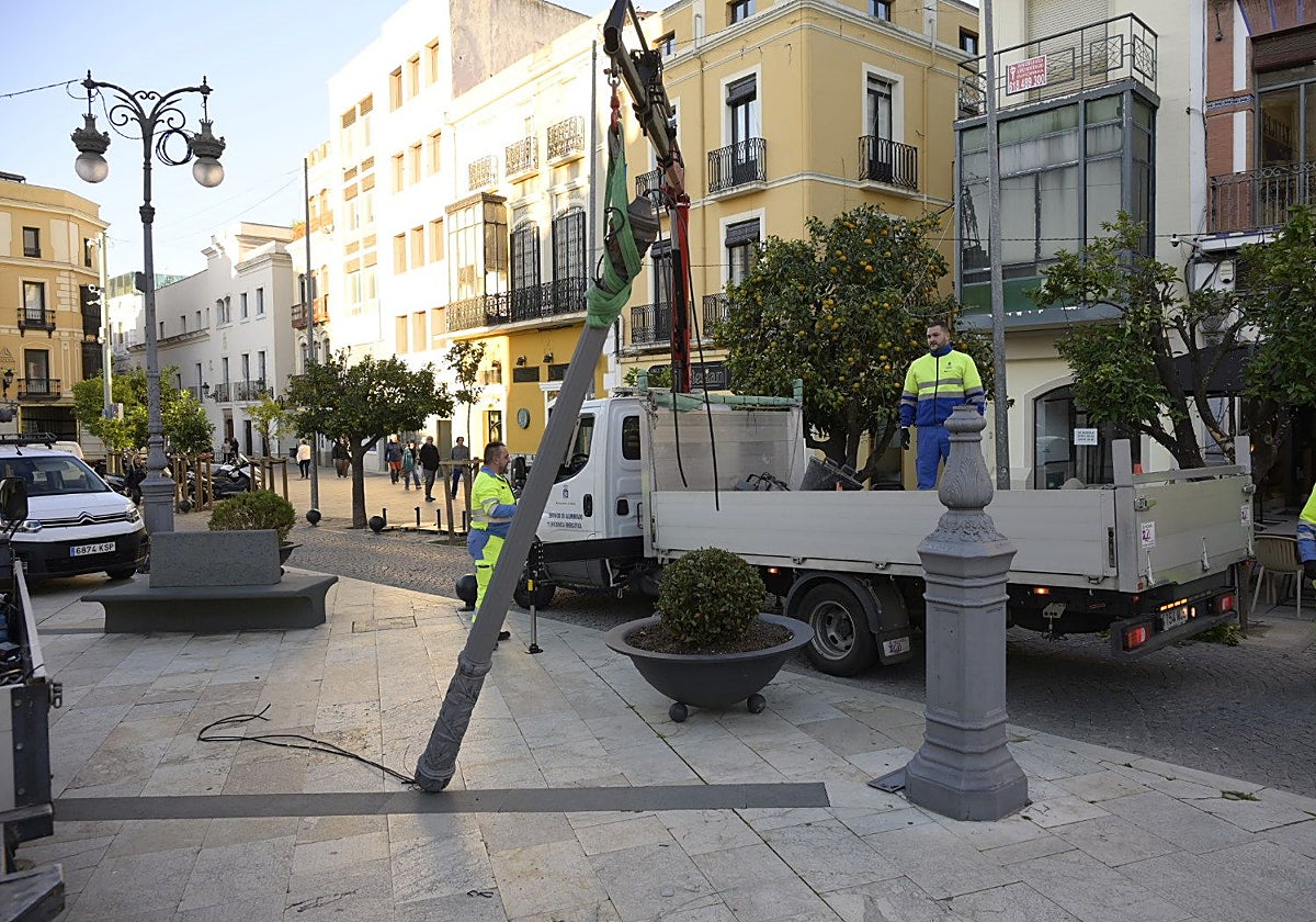 Las farolas de la plaza de España, esta semana después de que se cayeran.