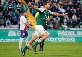 Joserra celebra el tanto de la victoria del Cacereño ante el Rayo Majadahonda.