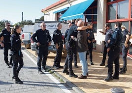 El edil de Seguridad, de espaldas, recibe a los agentes a su llegada de Valencia.