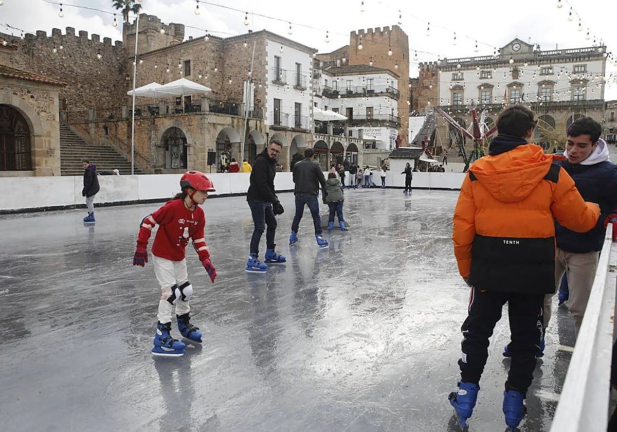 Pista de patinaje en la parte baja de la Plaza Mayor.