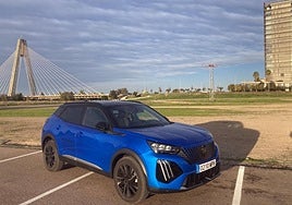 Las llantas de 18'' realzan la figura con neumáticos 215/55 (320 euros) y la luz diurna de tres colmillos.