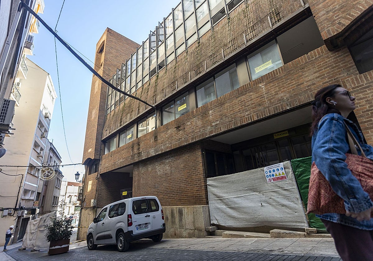 Aspecto actual del edificio de la calle Clavellina, en Cáceres, donde se llevan a cabo demoliciones en el interior, primera fase de la reforma.