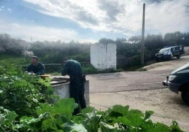 Foto de archivo de la Guardia Civil revisando un pozo cerca de Garlitos.