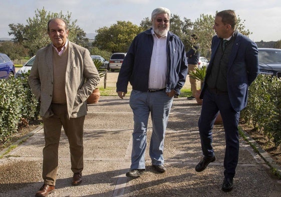 Urbano Caballo, presidente de Caja Rural de Extremadura; Florencio Torres, presidente de la asociación de mataderos de Extremadura, y Juan Palacios, director general de Caja Rural de Extremadura, este lunes en la finca El Toril, en Mérida.