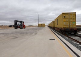 Contenedores en las vías de la plataforma logística en Badajoz.