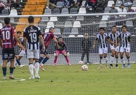 Sergio Tienza permanece atento a una falta que va a lanzar Callejón en el Badajoz-Extremadura.