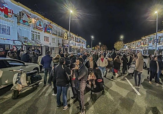 Familias recorriendo la ruta de las casas de Navidad de Montealto el año pasado.