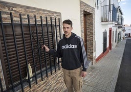 José Antonio Meneses Cadenas junto a la ventana que da al dormitorio de sus padres.