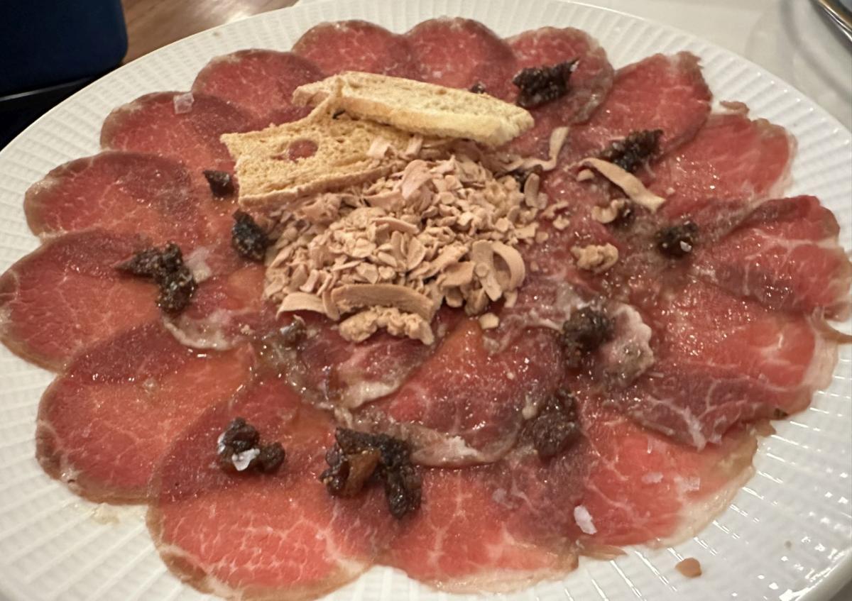 Imagen secundaria 1 - Ceviche de lubina, carpaccio de presa y pierna de cochinillo.