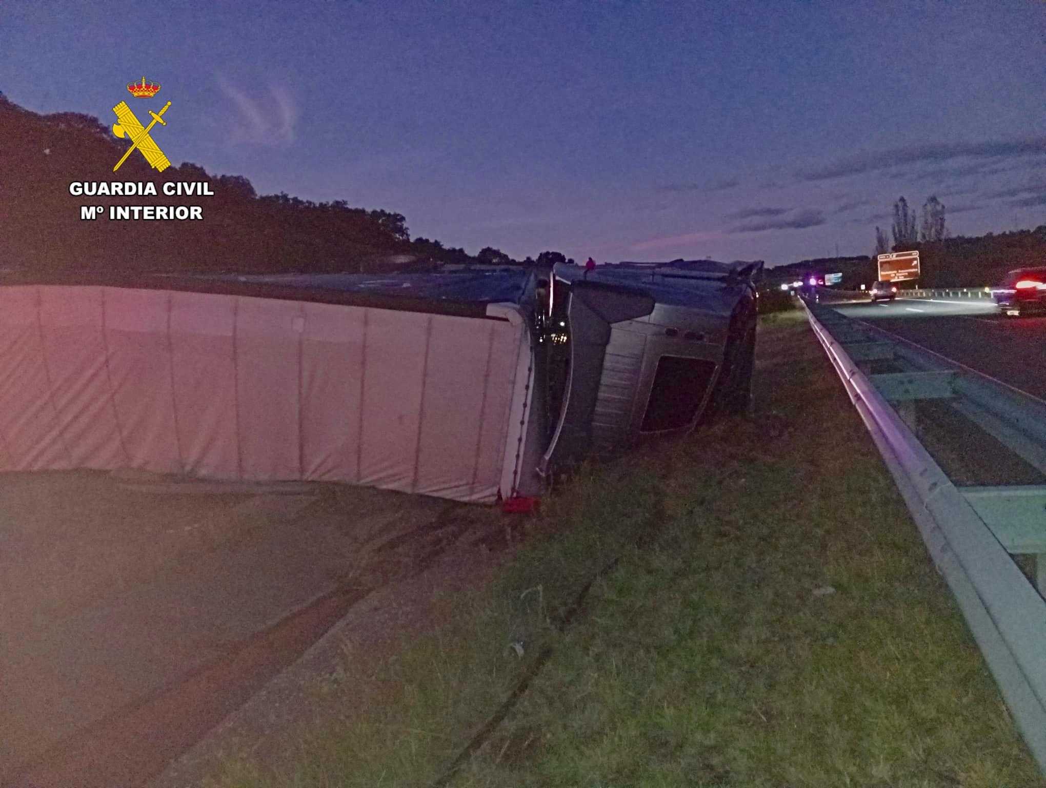Camión atravesado en mitad de la autovía.