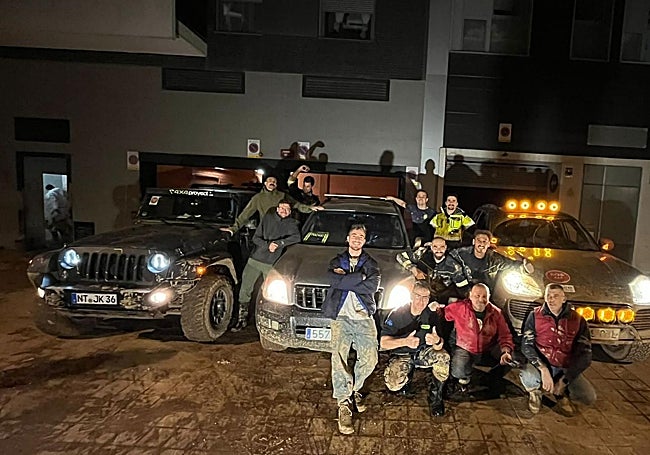 El grupo al que se unió el extremeño en Paiporta (Valencia).