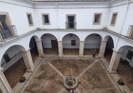 Claustro del antiguo palacio de justicia que rehabilitará Diputación de Badajoz.