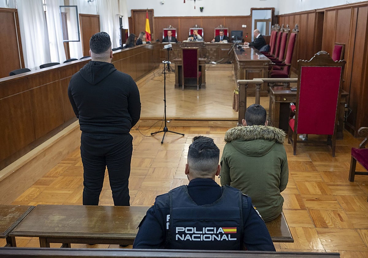 El acusado, en pie, durante el juicio. A la derecha, el joven que recibió el disparo.