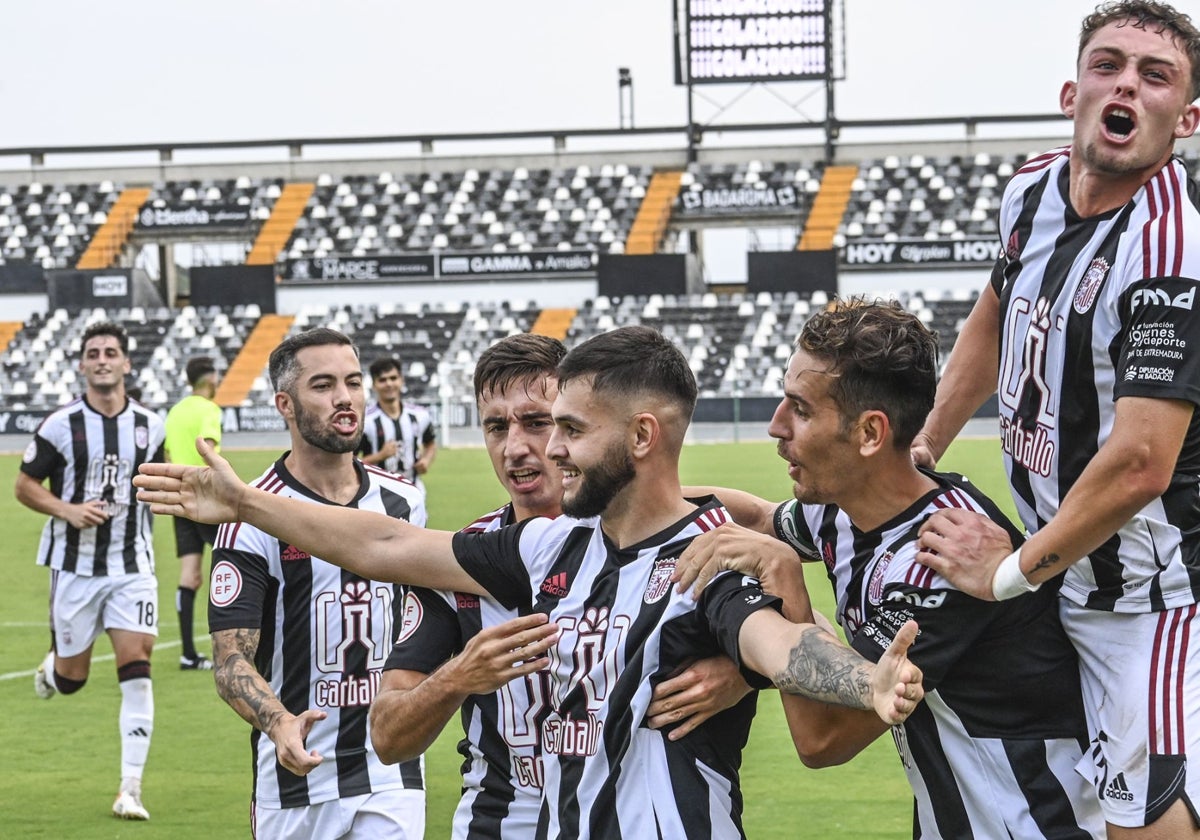 Celebración del tanto de Bermúdez en la victoria por 3-0 ante el Llerenense en el Nuevo Vivero.