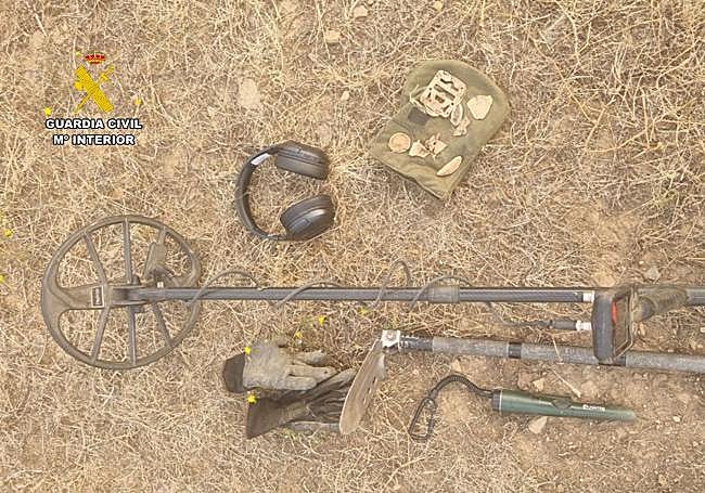 Elementos utilizados por el joven investigado por la Guardia Civil.