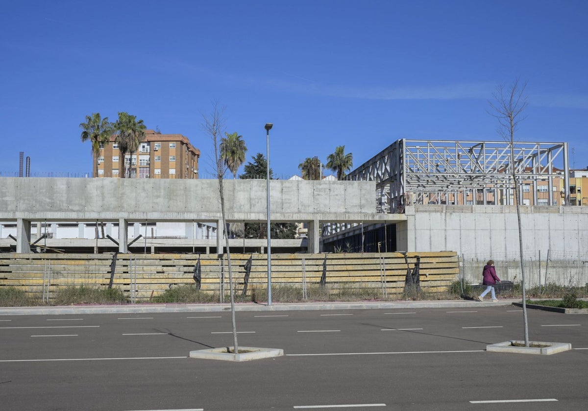 Obras de la piscina de la margen derecha, paradas desde hace dos años.