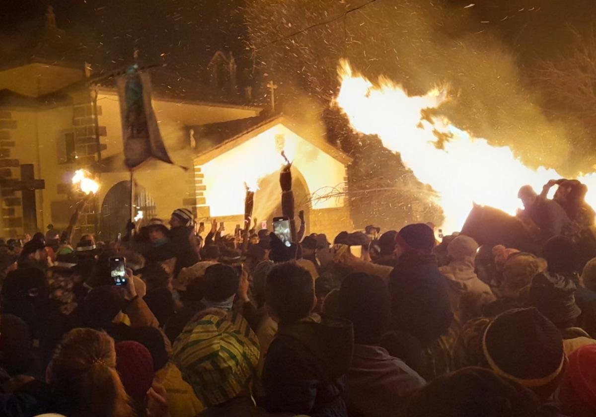 Estandarte de la procesión a su paso por una de las hogueras.