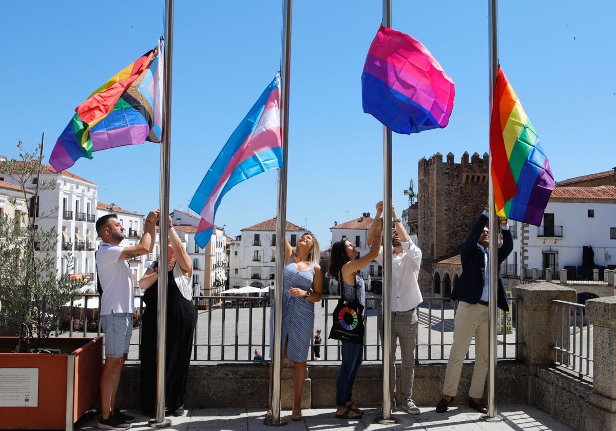 Acto del izado de banderas en la fachada del Ayuntamiento de Cáceres el pasado 24 de junio.