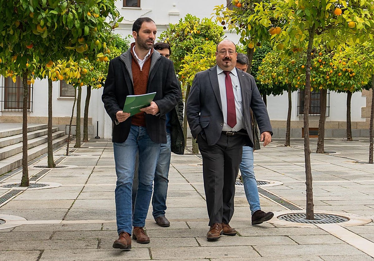 Álvaro Sánchez-Ocaña y Juan José García, diputados de Vox, en la presentación de la propuesta.