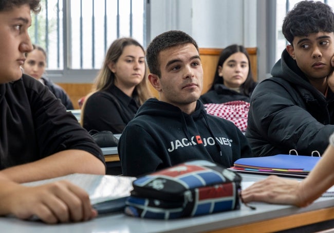 Israel y Pablo, junto a otros compañeros de clase, durante el debate.