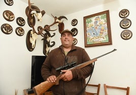 José Miguel Cid (44 años), delante de varios trofeos de caza, en la casa familiar.